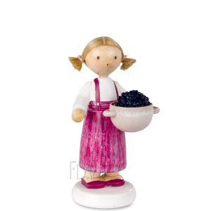 Mädchen mit Brombeeren