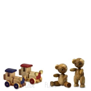 Oldtimerauto und zwei Bärenkinder
