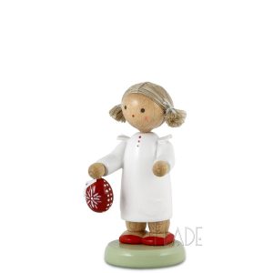 Kleines Mädchen mit sorbischem Osterei