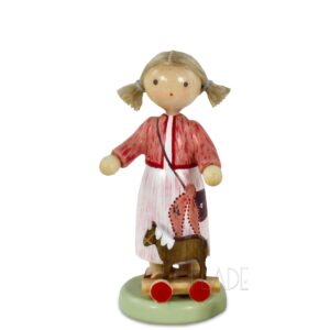 Mädchen mit Spielzeugpferdchen