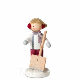 Junge mit Schneeschippe