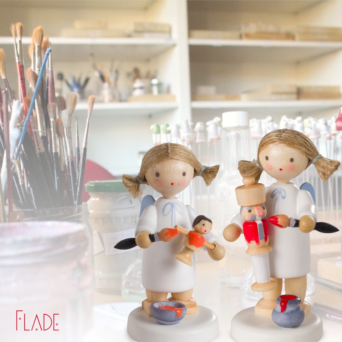 Engel mit Nussknacker und Pinsel – Bild 2