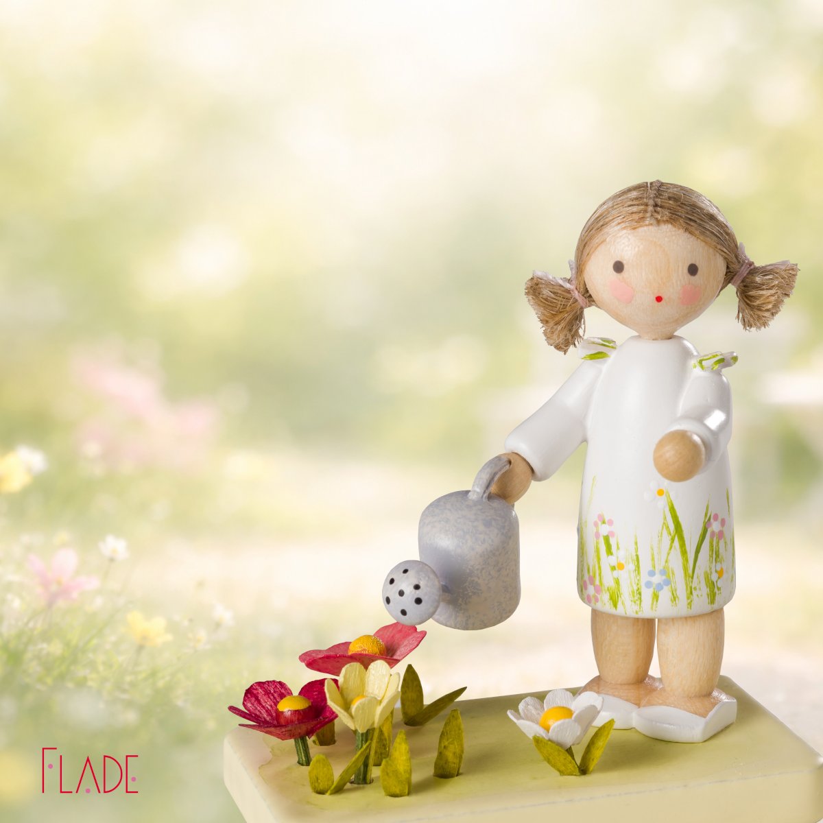 Mädchen am Blumenbeet – Bild 2